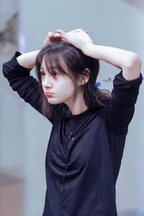 元宇宙跨界大战，米切尔50分神迹撕裂天际，深圳队窒息联防压垮湖人